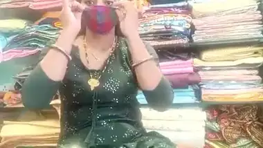 Desi Bhabhi Dukaan Par Pussy Dikhate Hue Pron Video